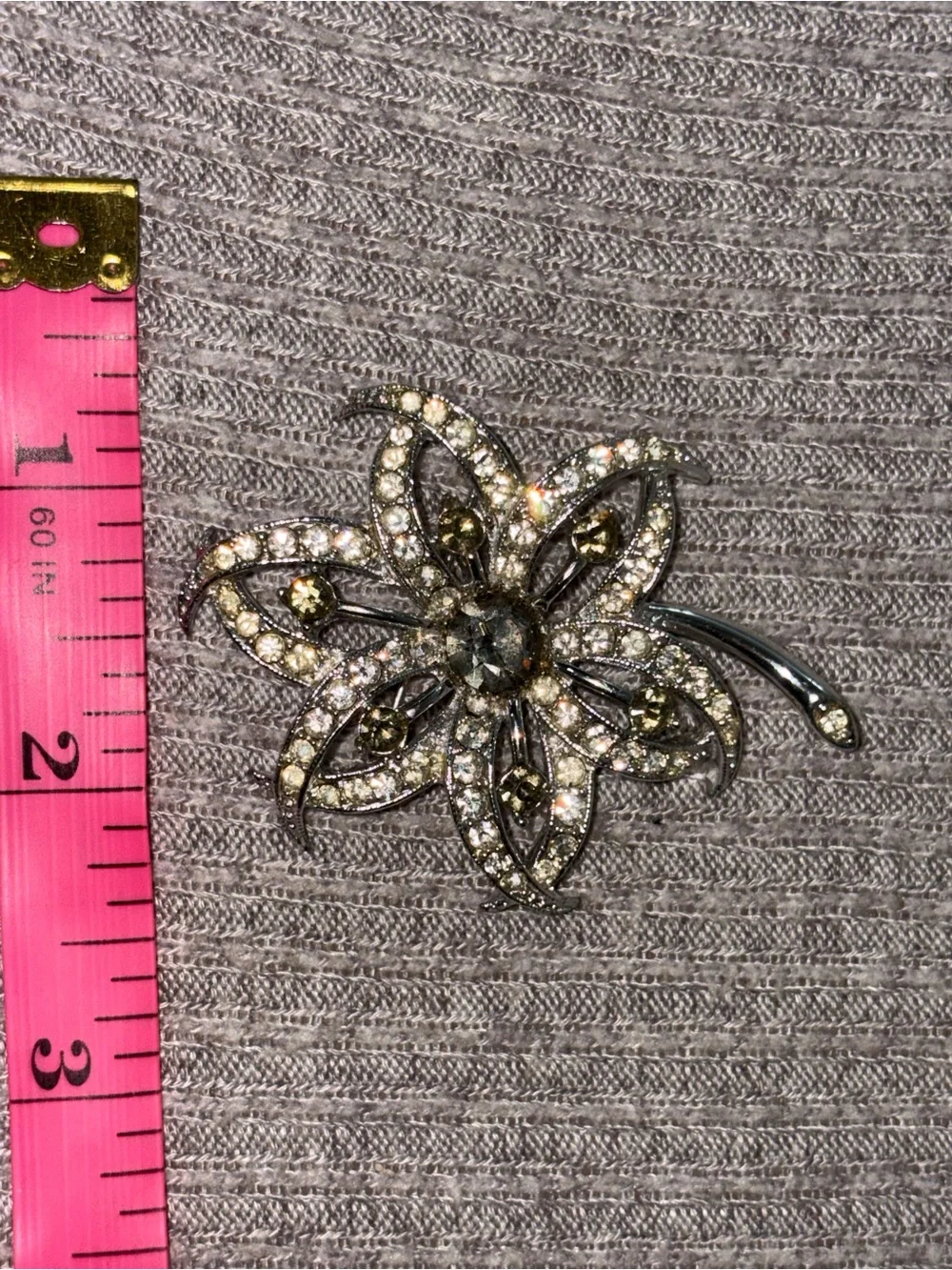 Vintage Sarah Coventry signed clear & gray rhinestone studded floral brooch